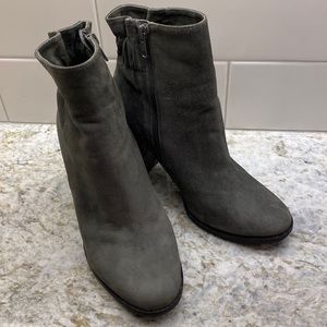 Arturo Chiang suede boots